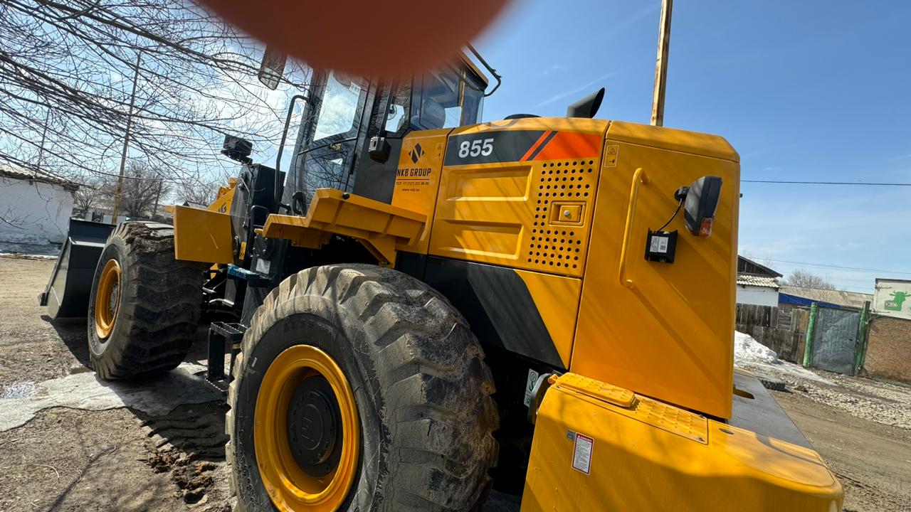 Желтый фронтальный погрузчик