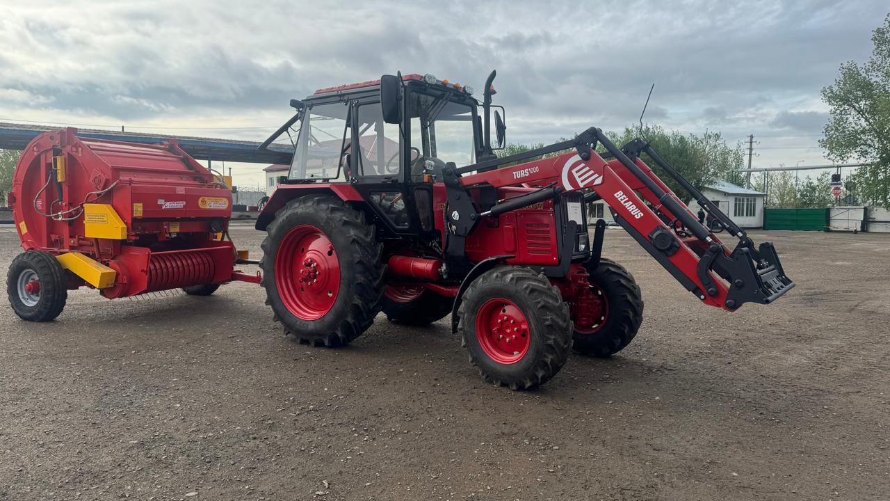 Красный трактор с пресс-подборщиком