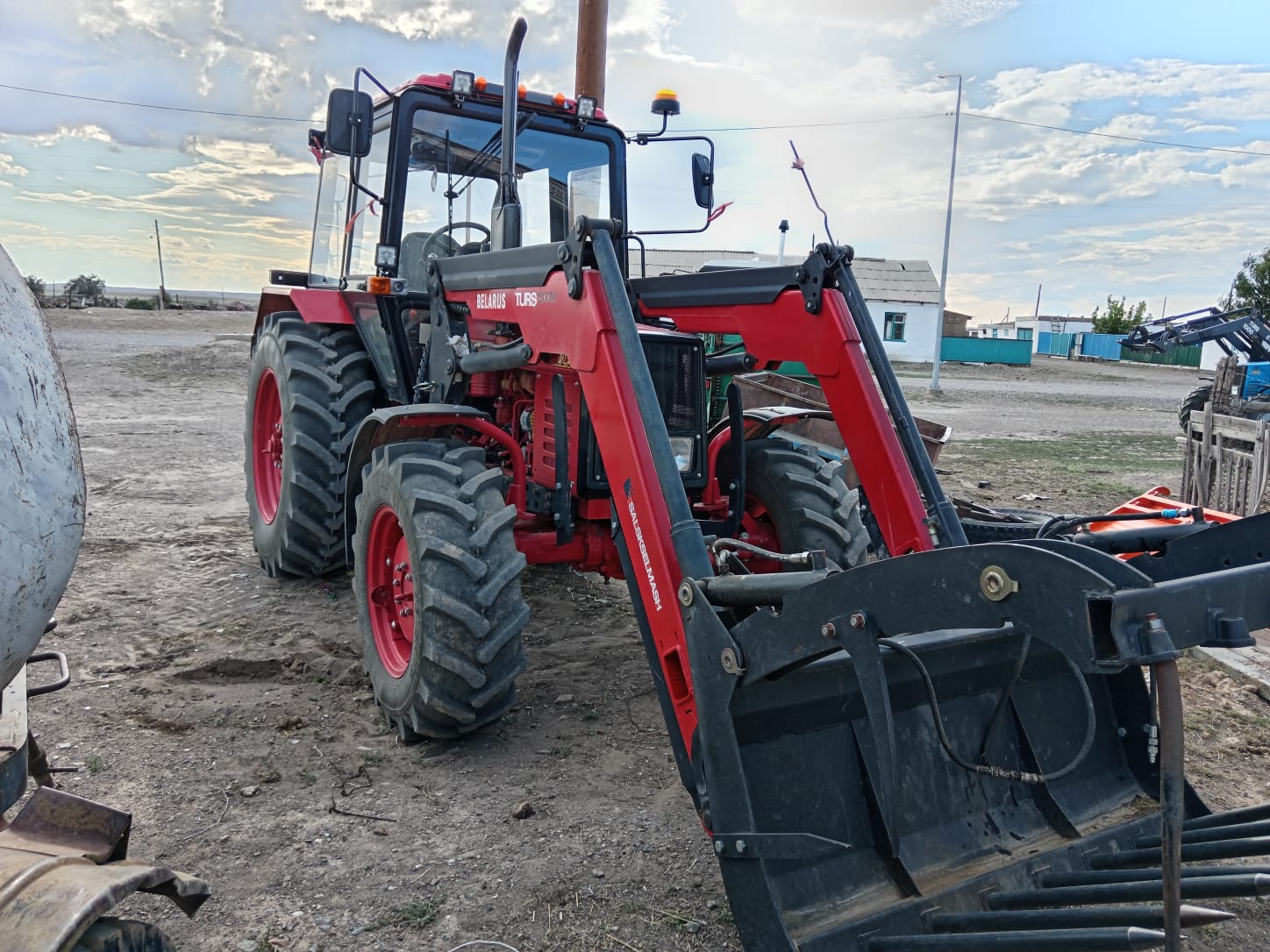 Трактор красный, с навесным ковшом