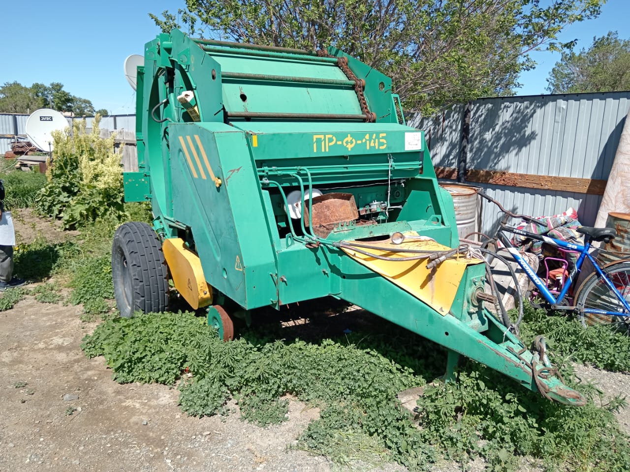 Пресс-подборщик зеленый