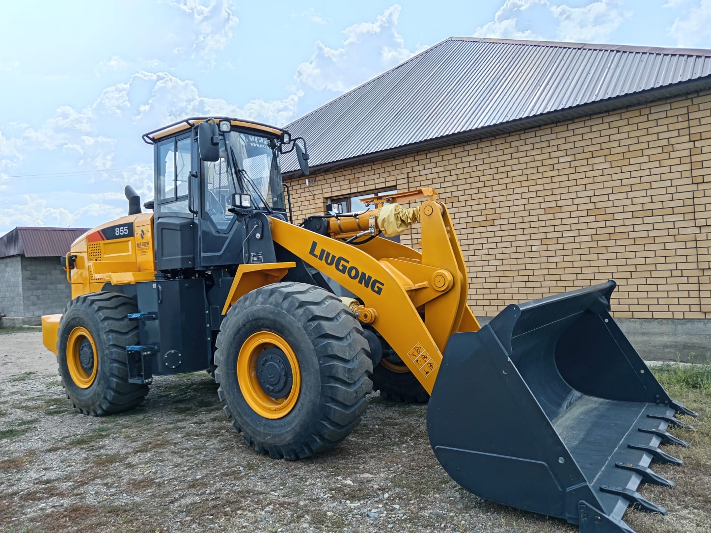 Погрузчик желтый